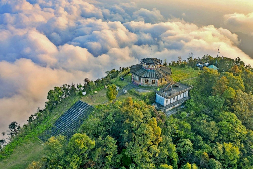 December to April (dry season) provides ideal conditions for hiking and outdoor activities